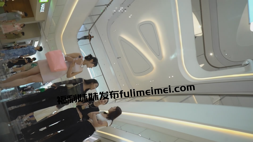 四个模特身材美女一起逛商场 粉色短裙美女紧贴着超薄微透无痕内小内紧裹肉臀夹进臀缝前C凸显逼唇很是诱惑