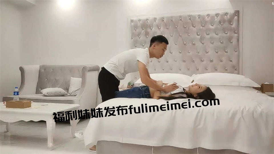 对好身材高挑牛仔裤御姐无法抵挡，这紧绷浑圆的销魂屁股还有大长腿立马让人欲望燃烧，压上去后入骑乘各种操