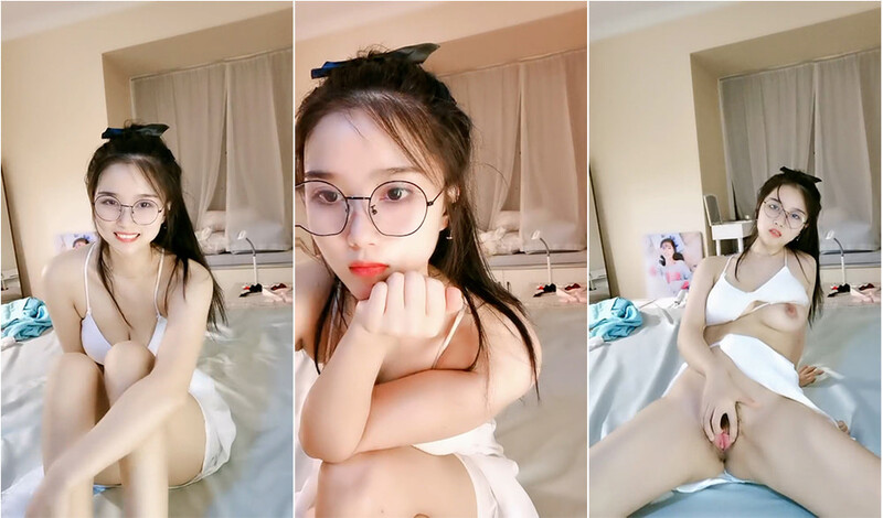 青春活力眼镜反差学生妹,长相老实,内心很开放,背後挂着自己写真艺术照