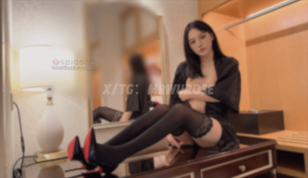 「ROSEWU」超美腿丝袜御姐淫妻 一边被操一边向老公求救